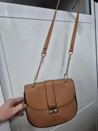 Bolso marrón bandolera con cadena