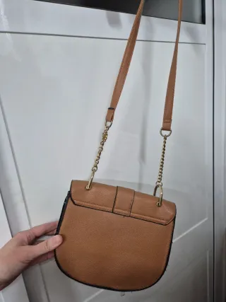 Bolso marrón bandolera con cadena