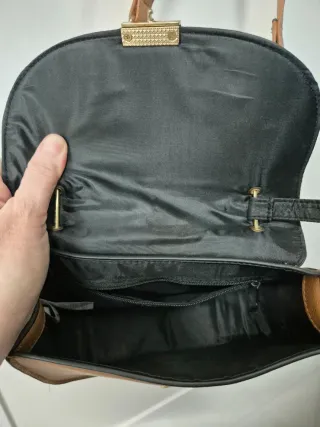 Bolso marrón bandolera con cadena