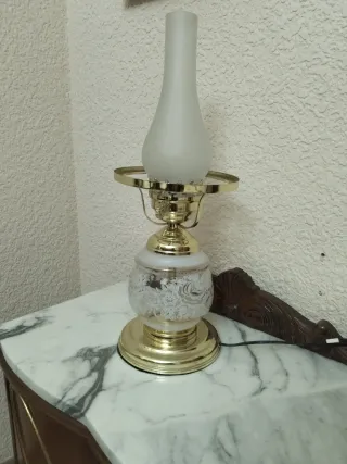 Lámpara de mesa tipo quinqué, de cristal y metal.