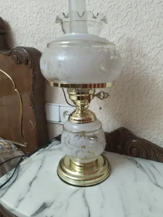 Lámpara de mesa tipo quinqué, de cristal y metal.