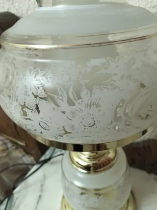 Lámpara de mesa tipo quinqué, de cristal y metal.