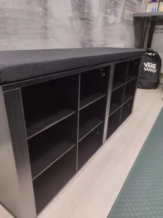 Mueble zapatero con asiento negro