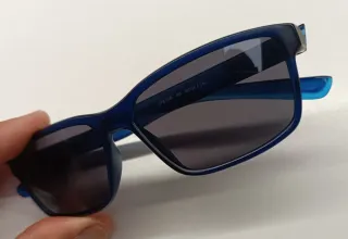 Gafas de sol Nike azul, gris y negro.