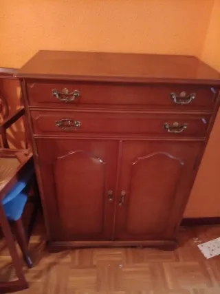 Cómoda de madera con cajones y puertas