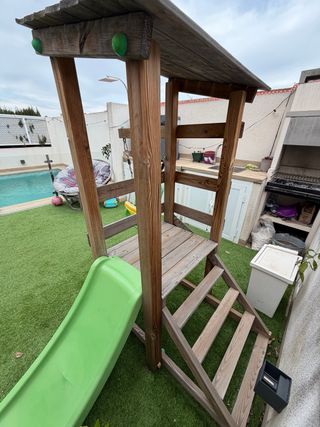 Parque infantil de madera con columpio y tobogan