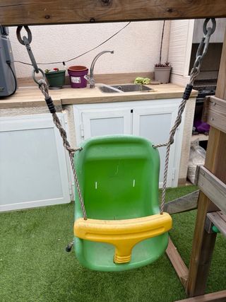 Parque infantil de madera con columpio y tobogan