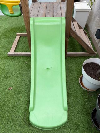 Parque infantil de madera con columpio y tobogan