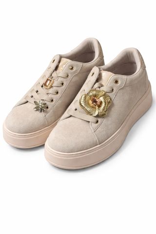 Zapatos beige con detalles de joyas