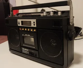 Boombox Clever AM/FM Radio Cassette LCD revisionat