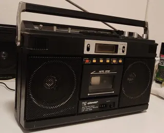 Boombox Clever AM/FM Radio Cassette LCD revisionat