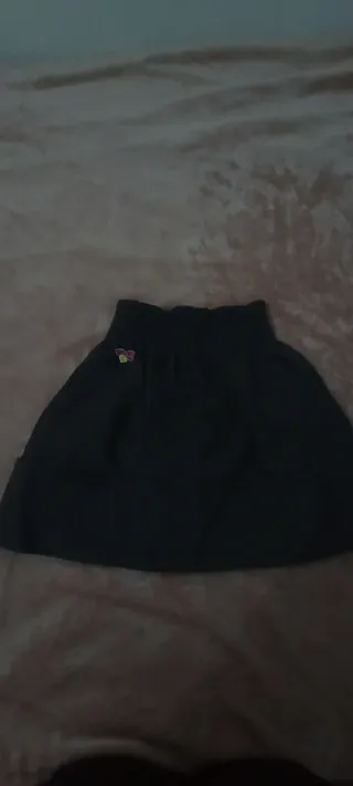 Gonna grigia con dettaglio floreale