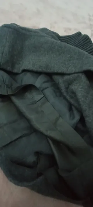 Gonna grigia con dettaglio floreale