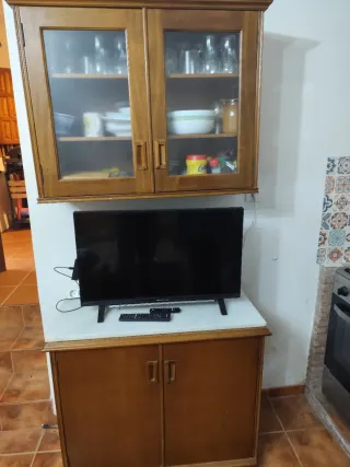 Mueble de madera y cristal