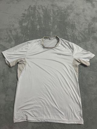 Camiseta deportiva Quechua gris y blanca