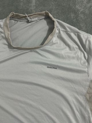 Camiseta deportiva Quechua gris y blanca