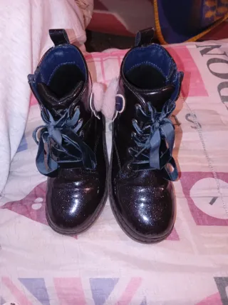 Botas charol niña con pompón