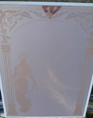 Cristalera decorada con figura clásica