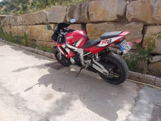 Yamaha R6 Roja y Blanca