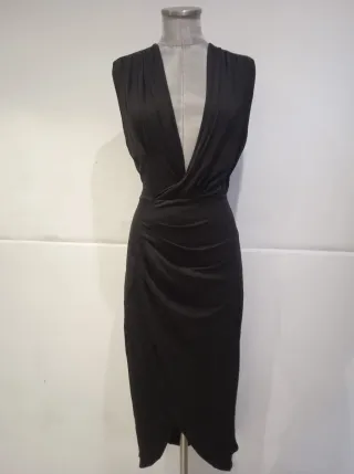 Vestido negro drapeado escote profundo