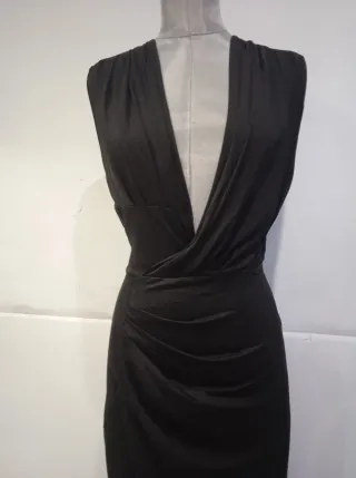 Vestido negro drapeado escote profundo