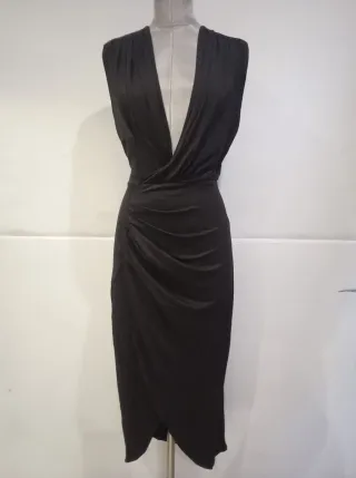 Vestido negro drapeado escote profundo