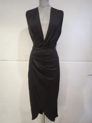 Vestido negro drapeado escote profundo