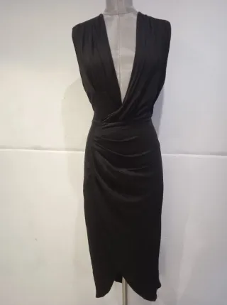 Vestido negro drapeado escote profundo