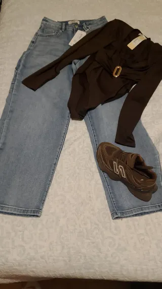 Jeans y body marrón con cinturón, pantalón