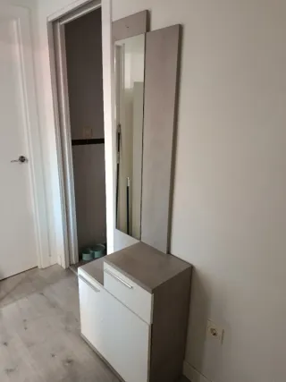 Zapatero moderno gris y blanco