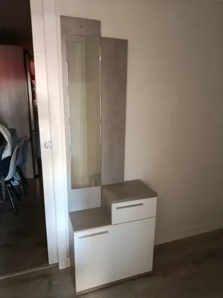 Zapatero moderno gris y blanco