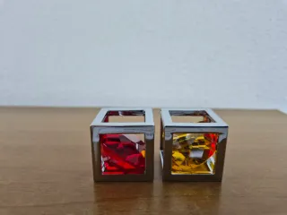 Ciondoli con gemme rosse e gialle