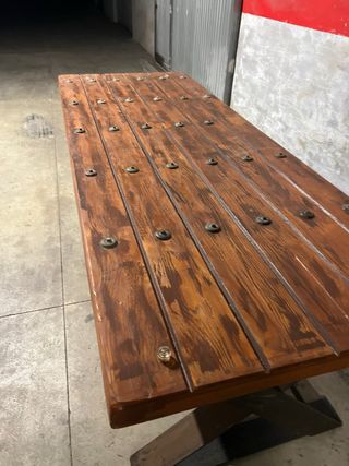 Mesa de madera rústica con patas metálicas