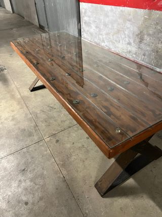 Mesa de madera rústica con patas metálicas