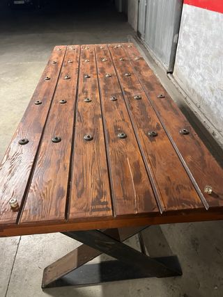 Mesa de madera rústica con patas metálicas
