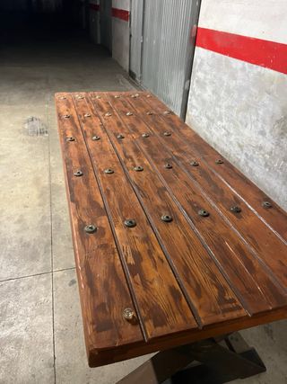 Mesa de madera rústica con patas metálicas