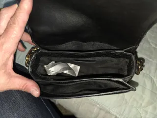 Bolso de mano negro con cadena