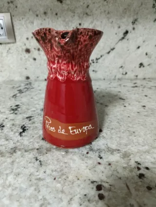 Jarra cerámica decorada roja y marrón