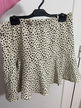 Falda pantalón beige con lunares negros