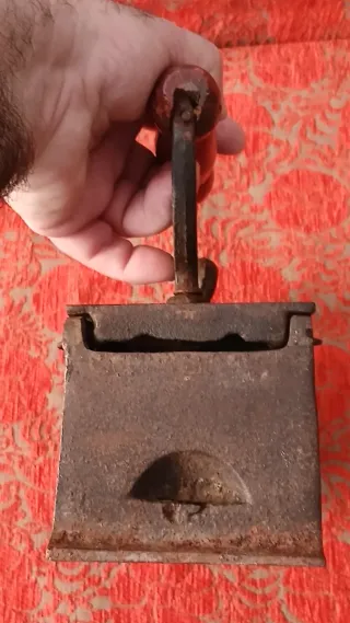 Antigua plancha de hierro