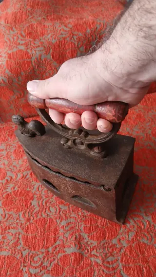 Antigua plancha de hierro