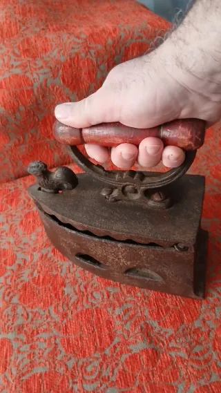 Antigua plancha de hierro