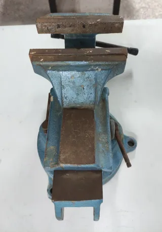 Tornillo de banco 150 mm giratorio – 6 pulgadas