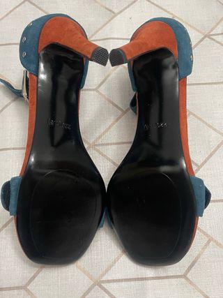 Sandalias de tacón con tachuelas