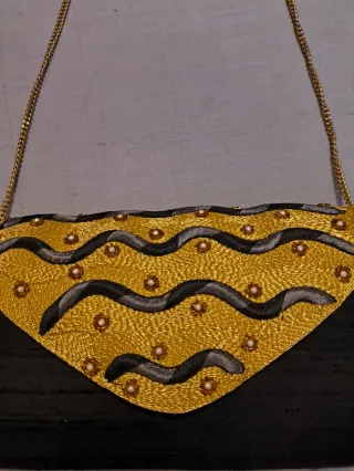 Bolso de fiesta ondas dorado y negro