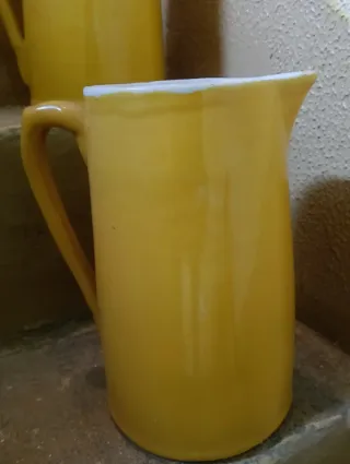 Jarras antiguas cerámica amarilla y blanca