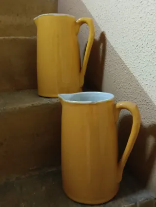 Jarras antiguas cerámica amarilla y blanca