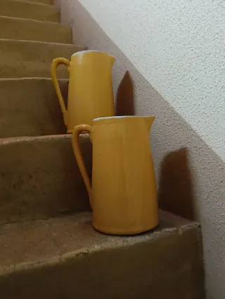 Jarras antiguas cerámica amarilla y blanca