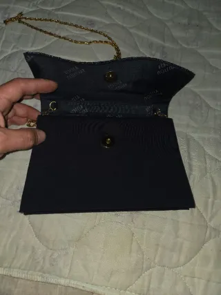 Bolso de fiesta  con cadena dorada.