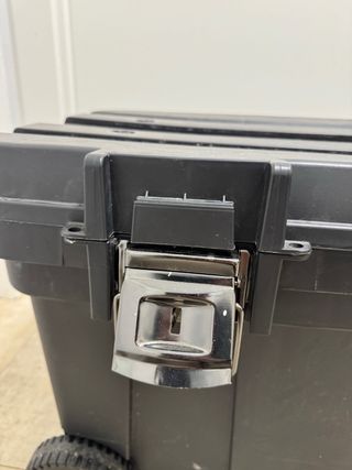 Baúl de herramientas negro con ruedas